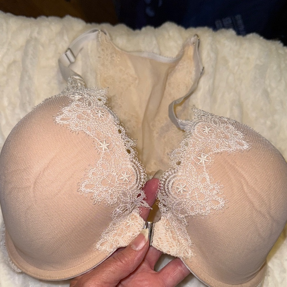 Victoria’s Secret Elegant Lace Trimmed Bra in Cream